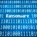 Binärcode mit dem Wort Ransomware in der Mitte