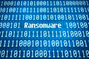 Binärcode mit dem Wort Ransomware in der Mitte