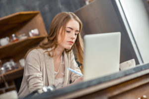 Frau arbeitet an einen Computer