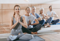 Personen beim Yoga