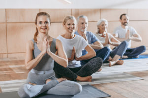 Personen beim Yoga