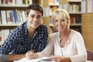 Studenten arbeiten in der Bibliothek