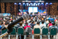 Mikrofon über dem Auszug unscharfen Foto des Konferenzsaals