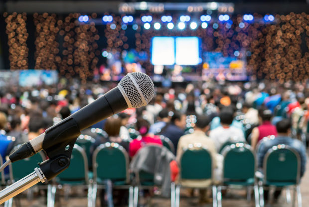 Mikrofon über dem Auszug unscharfen Foto des Konferenzsaals