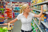 Frau mit Einkaufswagen im Supermarkt