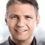 Portätfoto von Dr. Jens-Uwe Meyer im grauen Anzug und dunklem Hemd