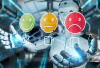 Cyborg, der Emojis zur Spiegelung der Kundenzufriedenheit benutzt