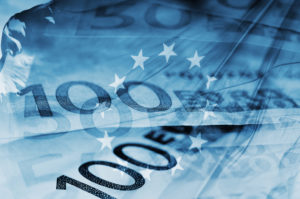 Blaue Eurogeldscheine mit EU-Flagge im Hintergrund