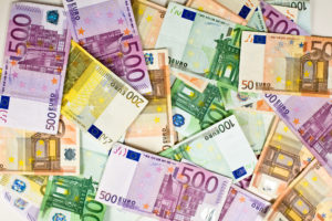 Mehrere Eurogeldscheine kreuz und quer nebeneinander