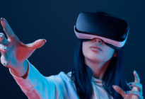 Junge Frau mit Virtuelle-Realität-Brille