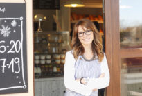 Cafébesitzerin vor ihrem Laden