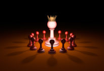 Bauern und König eines Schachspiels stehen für Chef-Metapher