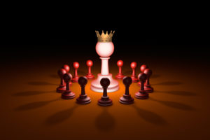 Bauern und König eines Schachspiels stehen für Chef-Metapher