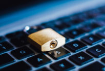Sicherheitsschloss liegt auf Computertastatur - symbolisiert Datenschutzgrundverordnung