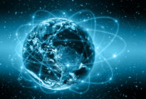 Globus mit Technologieumgebung symbolisiert Internet