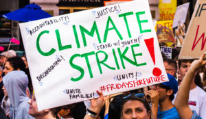 Schild wird auf einer Demonstration von einer Demonstrantin hochgehalten - Aufschrift: Climate strike
