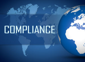 Globus und Weltkarte, davor die Aufschrift Compliance