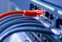 High Speed Internet Verbindung mit farbigen Kabeln