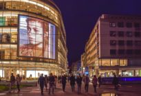 Menschen in einer beleuchteten Stadt