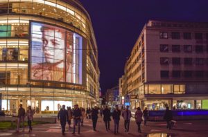 Menschen in einer beleuchteten Stadt