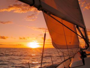 Segelschiff im Sonnenuntergang