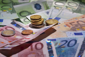 Mehrere Eurogeldscheine und Euromünzen