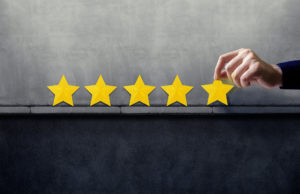 Customer Experience Konzept: Hand bewertet mit fünf Sternen