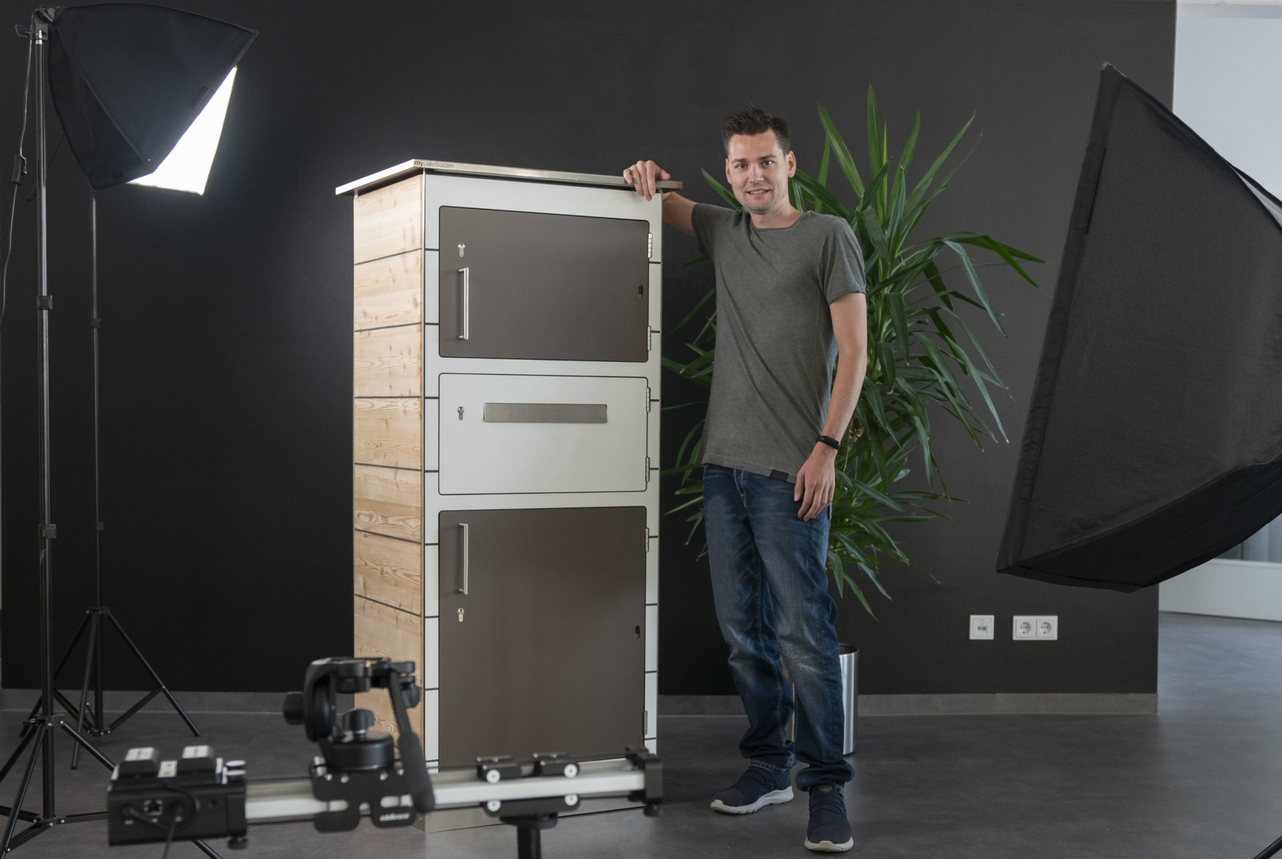 Gründer und CEO Michale Haller beim Fotoshooting eines Paketkastenmodells