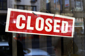 Closed-Schild vor Geschäft