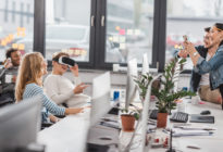 Junge Leute im Büro mit VR-Brille