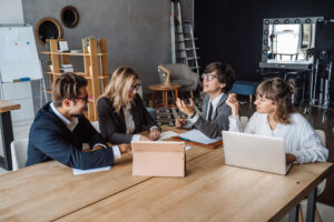 Junge Leute vom Start-up beim Meeting