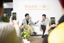 Junge, asiatische Unternehmer auf einer Roadshow