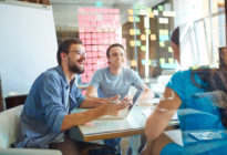 Junge Business Leute im Teammeeting im Büro