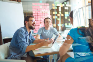 Junge Business Leute im Teammeeting im Büro