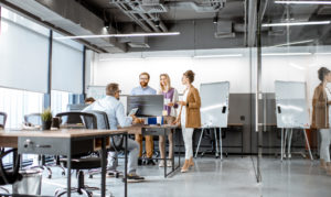 Geschäftsleute, die in einem modernen Büro arbeiten