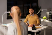 Zwei junge Leute im Büro