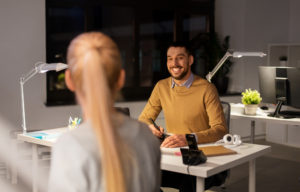 Zwei junge Leute im Büro