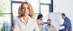Frau im Büro mit Kollegen