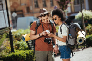 Zwei Urlauber auf Reisen