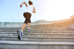 Sportlerin läuft Treppe hoch