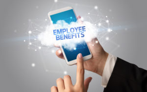 Frauenhand mit Smartphone, auf dem Employee Benefits steht