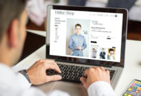 Businessmann macht Online-Shopping am Laptop