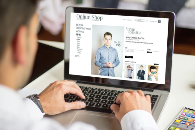 Businessmann macht Online-Shopping am Laptop
