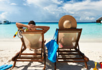 Pärchen im Liegestuhl am Strand