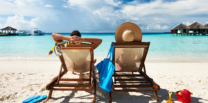 Pärchen im Liegestuhl am Strand