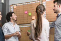 Kreative Leute im Büro beim Timeplanning