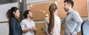 Kreative Leute im Büro beim Timeplanning