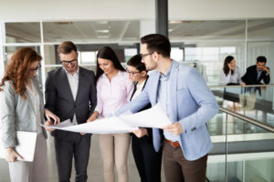 Gruppe von Business-Leuten im Büro