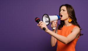 Werbung: Frau mit Mikrophone schreit in Megaphone