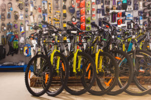Mehrere Fahrräder im Laden